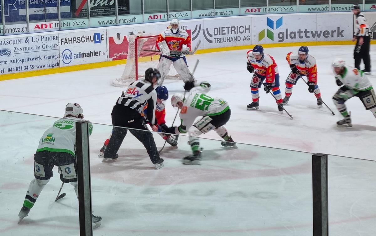 HCPH unterliegt dem Tabellenführer nur knapp mit 4:2 Toren.